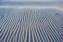 Natürliches Muster von Wellen auf Sand in trockener Wüste. — Stockfoto