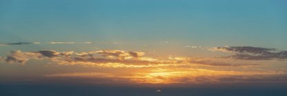 Драматичні захід сонця Синє небо з хмар, панорамний вид. — стокове фото