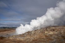 Dampfender Boden an der geothermischen Thermalquelle von hveragerdi, Island. — Stockfoto