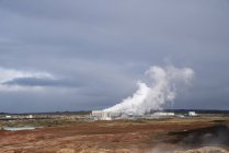 Bâtiments à la source thermale géothermique, Hveragerdi, Islande
. — Photo de stock