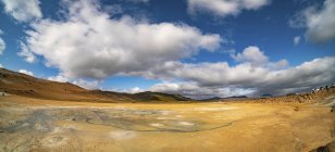 Panoramablick auf geothermisches Feld unter Wolken, Hverir, Island. — Stockfoto