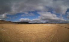 Campo geotérmico sob nuvens dramáticas em Hverir, Islândia . — Fotografia de Stock