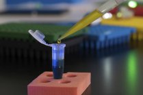 Close-up da amostra de pipetagem no tubo de microcentrífuga de plástico . — Fotografia de Stock