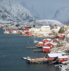 Cabañas tradicionales de Hamnoy pueblo de pescadores en la isla de Lofoten, Noruega - foto de stock