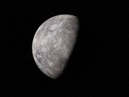 Ilustración del planeta Mercurio gris sobre fondo negro . - foto de stock