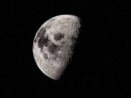 Ilustración digital de Luna en sombra sobre fondo negro . - foto de stock