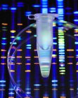 Tubo di ricerca genetica contenente campione di DNA con profilo DNA in background . — Foto stock