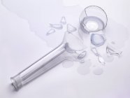 Accidente durante el experimento con frasco de vidrio de laboratorio roto . - foto de stock