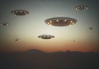 Invasione di astronavi aliene al tramonto, illustrazione . — Foto stock