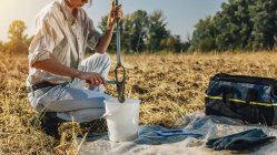 Женщина-агроном берет образец с пробы почвенного зонда . — стоковое фото