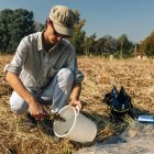 Spécialiste en agronomie prélevant des échantillons de sol pour l'analyse de fertilité . — Photo de stock