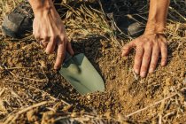 Feminino agrônomo colhendo amostra de solo para análise de fertilidade . — Fotografia de Stock