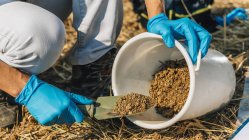 Agrarwissenschaftler entnimmt Bodenprobe für Fruchtbarkeitsanalyse. — Stockfoto