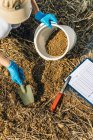 Especialista en agronomía toma muestra de suelo para análisis de fertilidad . - foto de stock