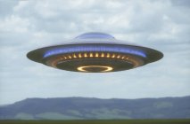 Ufo-Schiff fliegt im bewölkten Himmel, Illustration. — Stockfoto