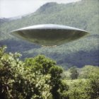 UFO che volano sopra alberi boschivi, illustrazione . — Foto stock