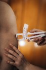 Лікар вимірює жир тіла на трипсах, використовуючи тест товщини скінольда на спортсменів-чоловіків . — стокове фото