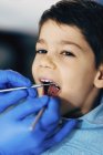 Ragazzo in età elementare con check-up dentale . — Foto stock