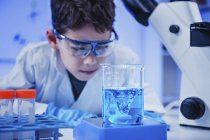Школьник проводит научный эксперимент в школьной химической лаборатории . — стоковое фото