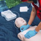 Paramedico femminile utilizzando defibrillatore durante l'allenamento all'aperto . — Foto stock