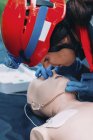 Formazione paramedica femminile CPR all'aperto . — Foto stock