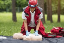 Жіноче парамедичне тренування CPR з манекеном на відкритому повітрі . — стокове фото