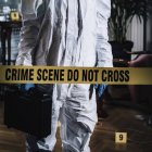 Esperto forense che incrocia il nastro adesivo sulla scena del crimine . — Foto stock