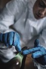 Forensik-Experte bekommt Fingerabdrücke mit Klebeband am Tatort. — Stockfoto