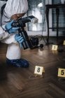 Forensik-Experte fotografiert Spuren am Tatort. — Stockfoto