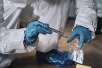 Forensik-Experte sammelt Beweismaterial vom Tatort. — Stockfoto