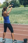 Atleta feminina que participa na competição de balanço kettlebell . — Fotografia de Stock