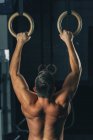 Сильний м'язистий чоловік тренується на гімнастичних кільцях . — стокове фото