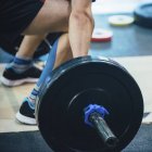 Niedriger Abschnitt des männlichen Gewichthebertrainings im Fitnessstudio. — Stockfoto