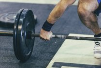 Низький розділ тренувань з важкої атлетики серед чоловіків у спортзалі . — стокове фото