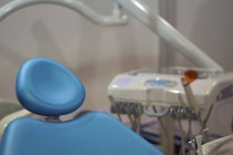 Primo piano della sedia vuota del dentista blu nella clinica medica . — Foto stock