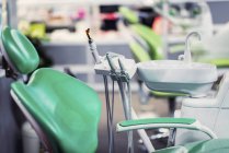 Оборудование стоматологической клиники, стул, раковина и пульт в клинике . — стоковое фото