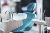 Attrezzature odontoiatriche e sedia dentistica in clinica odontoiatrica professionale . — Foto stock