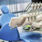 Zahnchirurgische Geräte in einer professionellen Zahnklinik. — Stockfoto