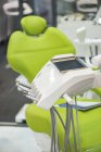 Chaise de dentiste avec divers outils en clinique dentaire . — Photo de stock