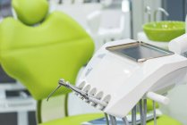 Chaise de dentiste avec divers outils en clinique dentaire . — Photo de stock