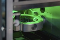 Стоматологічна фрезерна машина CAD з зеленим підсвічуванням, детальний. — стокове фото