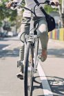 Commutador usando bicicleta elétrica na rua da cidade . — Fotografia de Stock