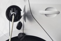 Электрический автомобиль зарядки с кабельным на станции технического обслуживания . — стоковое фото