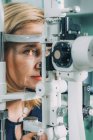 Paciente femenina en prueba ocular con lámpara de hendidura en clínica oftalmológica . - foto de stock