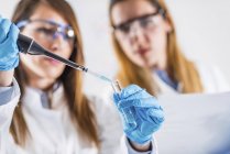 Жінки-дослідники використовують мікроплівку в лабораторії . — стокове фото