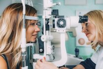 Paciente submetida a tonometria de aplanação e teste de pressão ocular na clínica de oftalmologia . — Fotografia de Stock