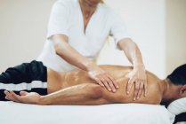 Massaggio sportivo. Fisioterapista massaggiando le braccia dell'uomo
. — Foto stock
