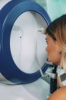 Frau unterzieht sich augenärztlichen Gesichtsfeldtests mit a-scan Ultraschall-Biometrie. — Stockfoto