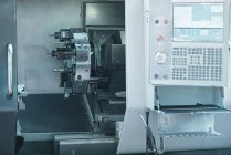 Automatisierte CNC-Werkzeugdrehmaschine mit Bedienkonsole. — Stockfoto