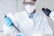 Life Science Techniker mit Mikropipette im Labor. — Stockfoto